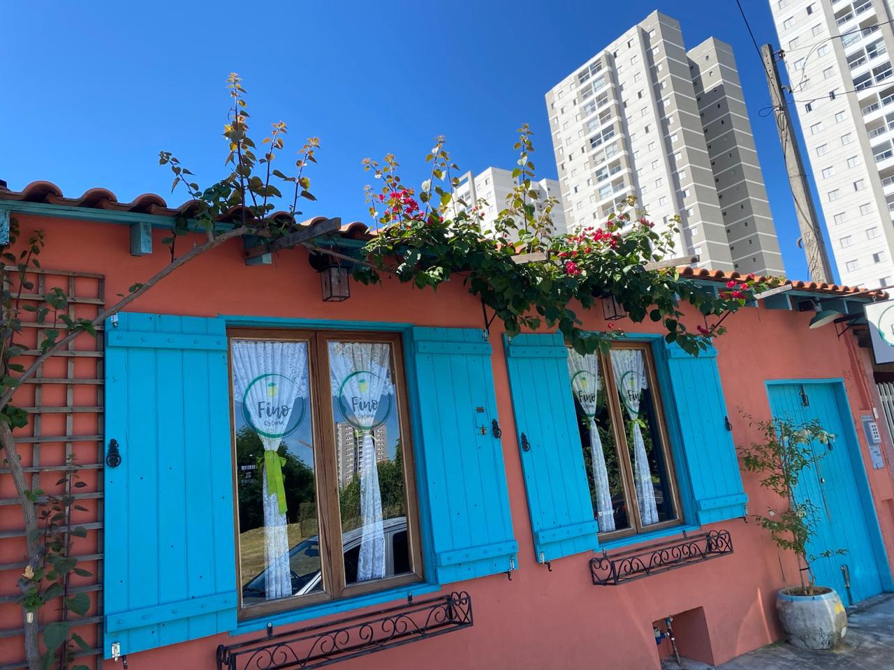 Fachada colorida da Fino Osteria em Sorocaba