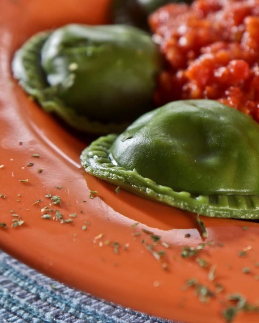 Ravioli artesanal verde ao molho de tomate